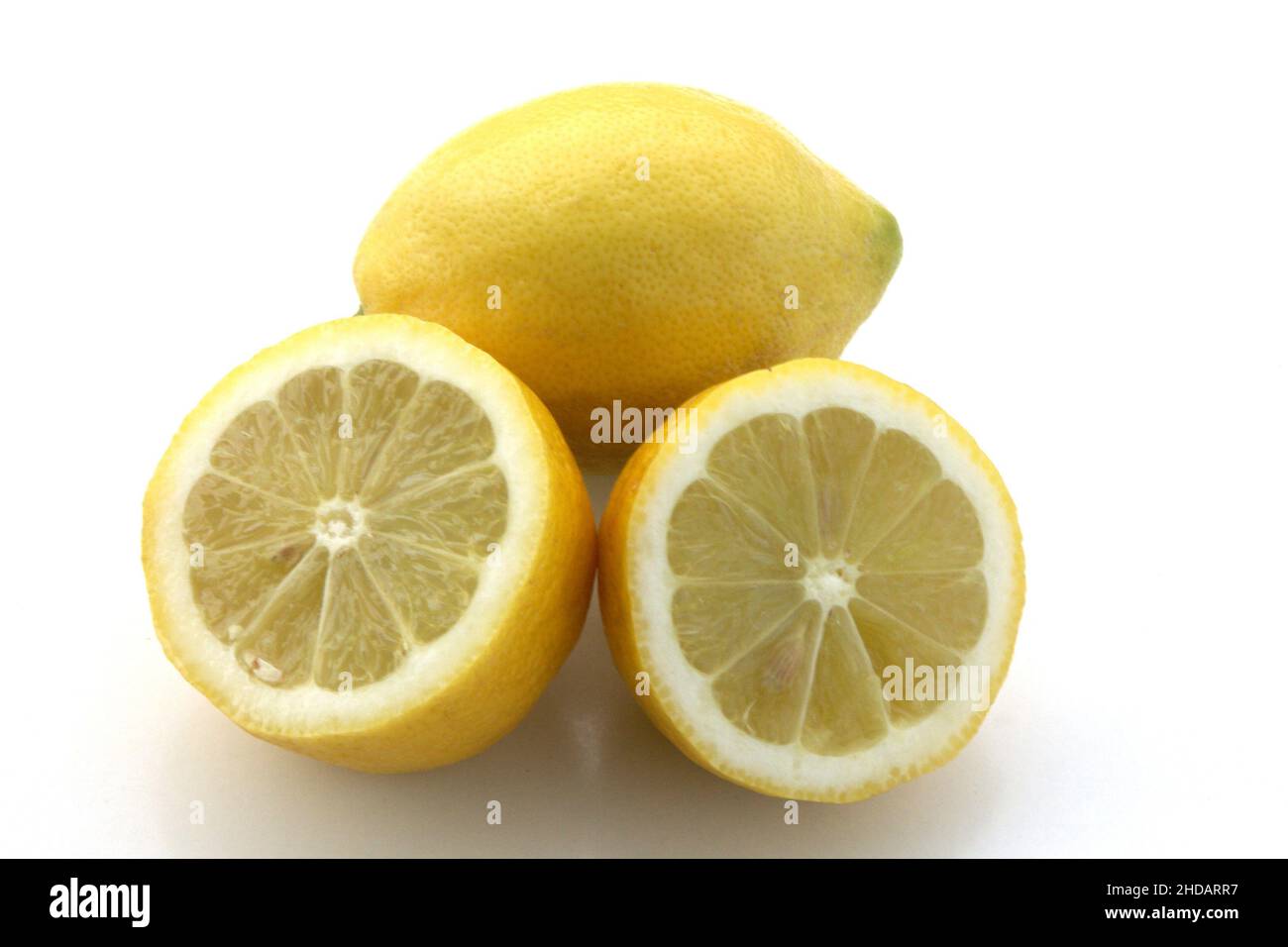 Eine ganze und eine aufgeschnittene Zitrone, Frucht, Früchte, Stock Photo