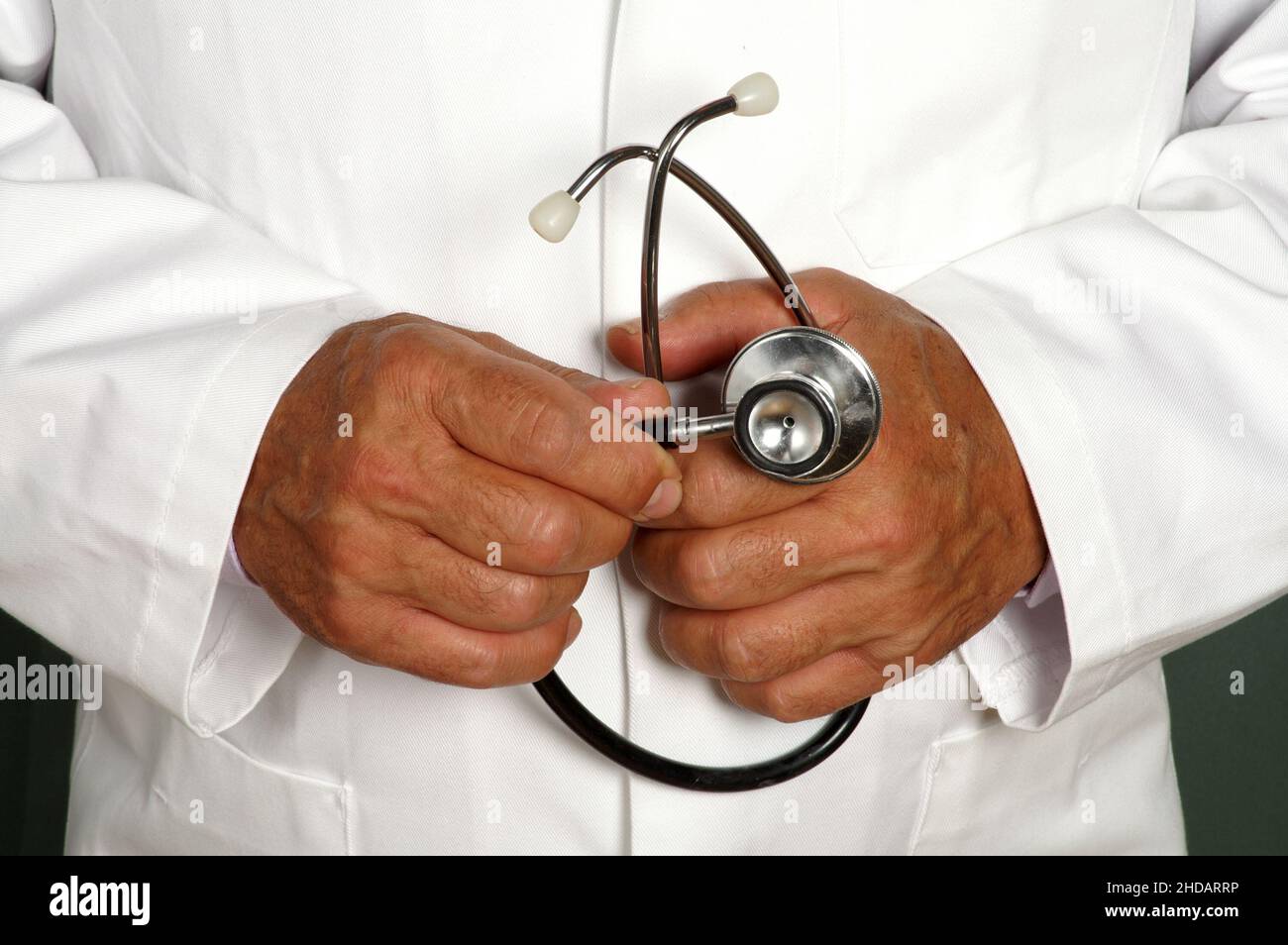 Ein Mediziner mit Stethoskop in der in der Hand, Stock Photo