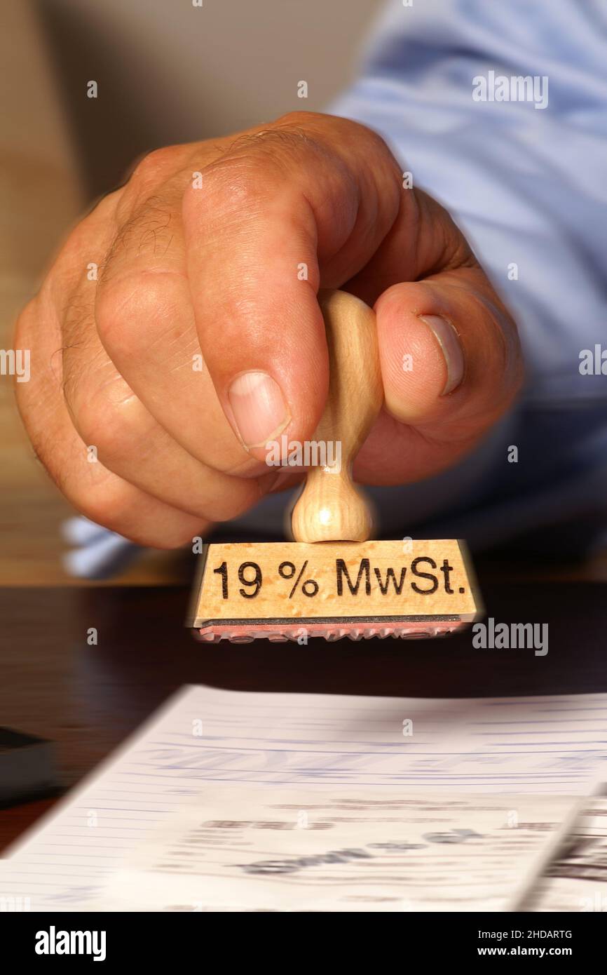 Hand mit Stempel 19 % Mehrwertsteuer, Holzstempel, Stock Photo
