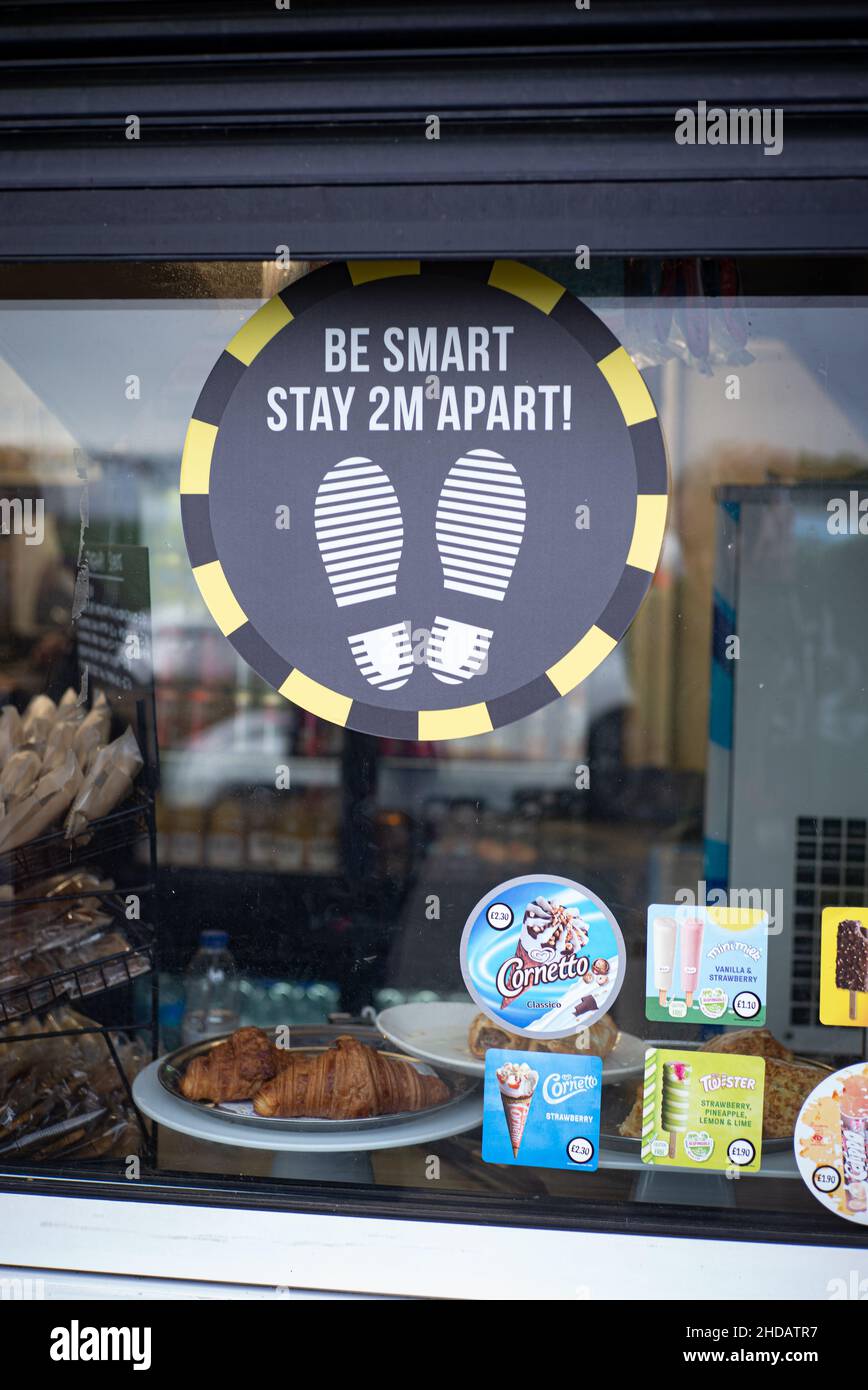 2 metre social distancing advice in cafe kiosk window, Goring, West Sussex Stock Photo
