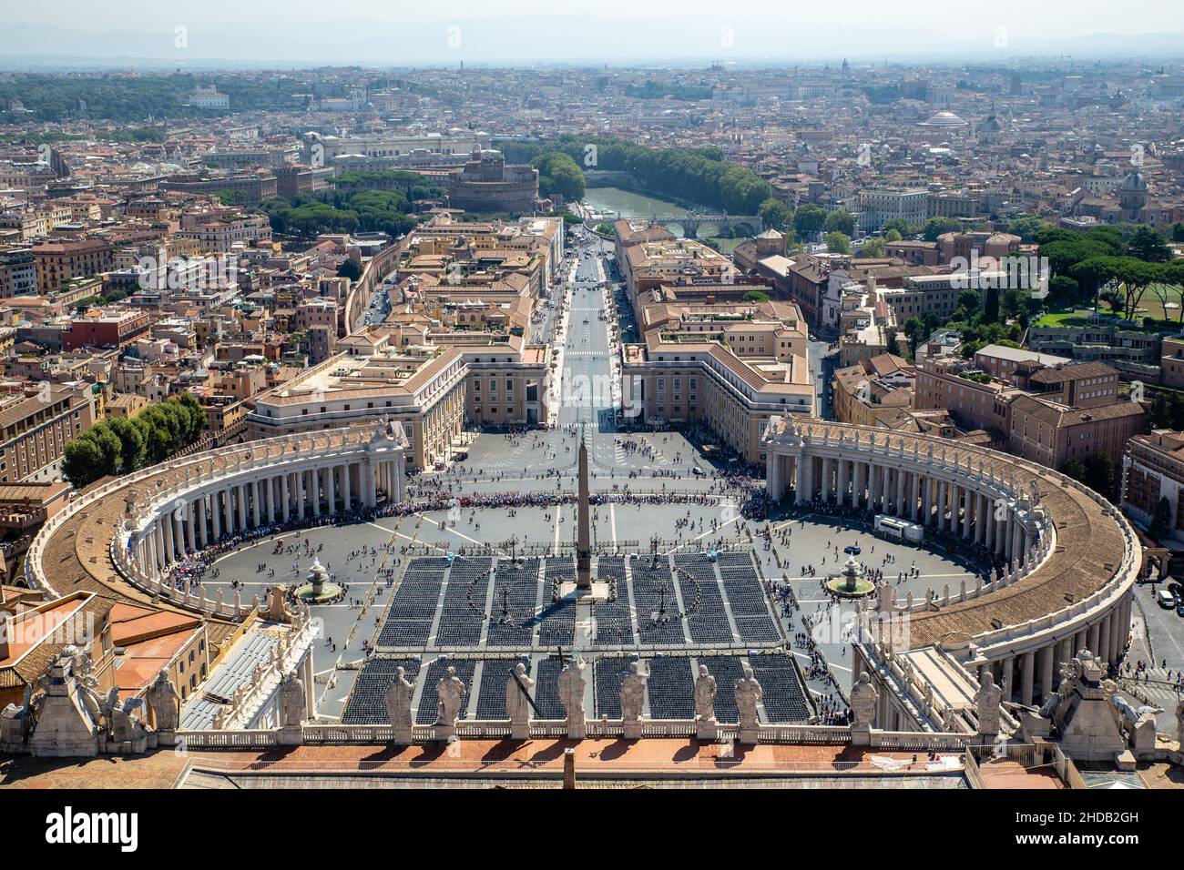 view onto st peters square rome Stock Photo - Alamy