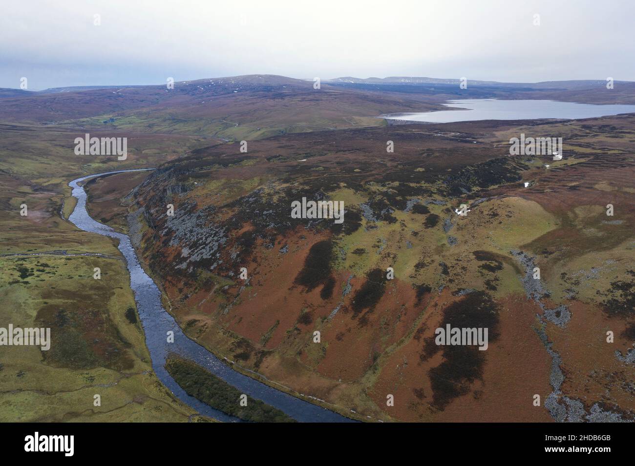 The River Tees Flowing below Widdybank Fell with Cow Green Reservoir and the Hills of Meldon, Great Dun Fell, Little Dun Fell and Cross Fell, UK Stock Photo