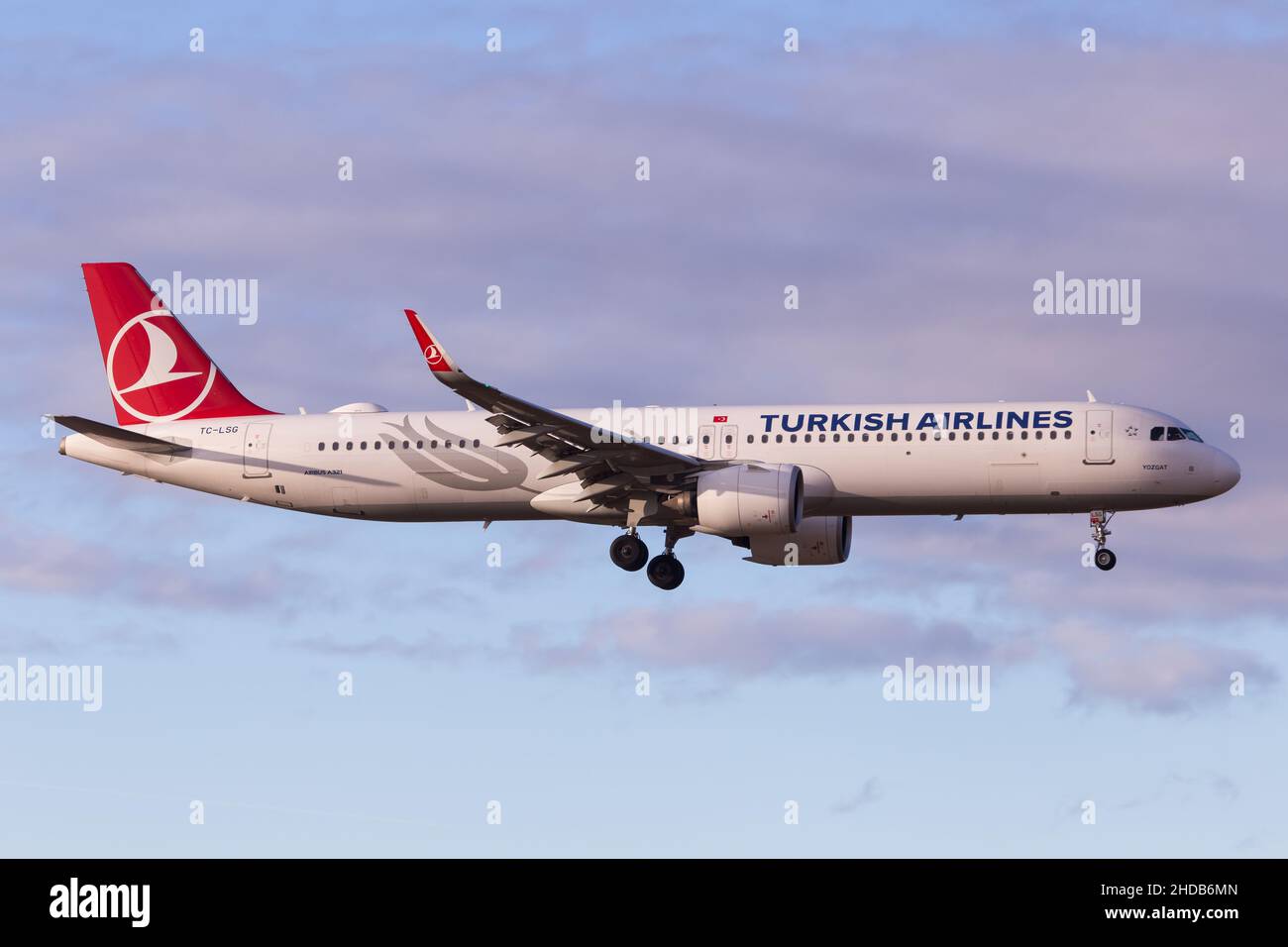 turkish airlines airbus a321 neo landing Stock Photo