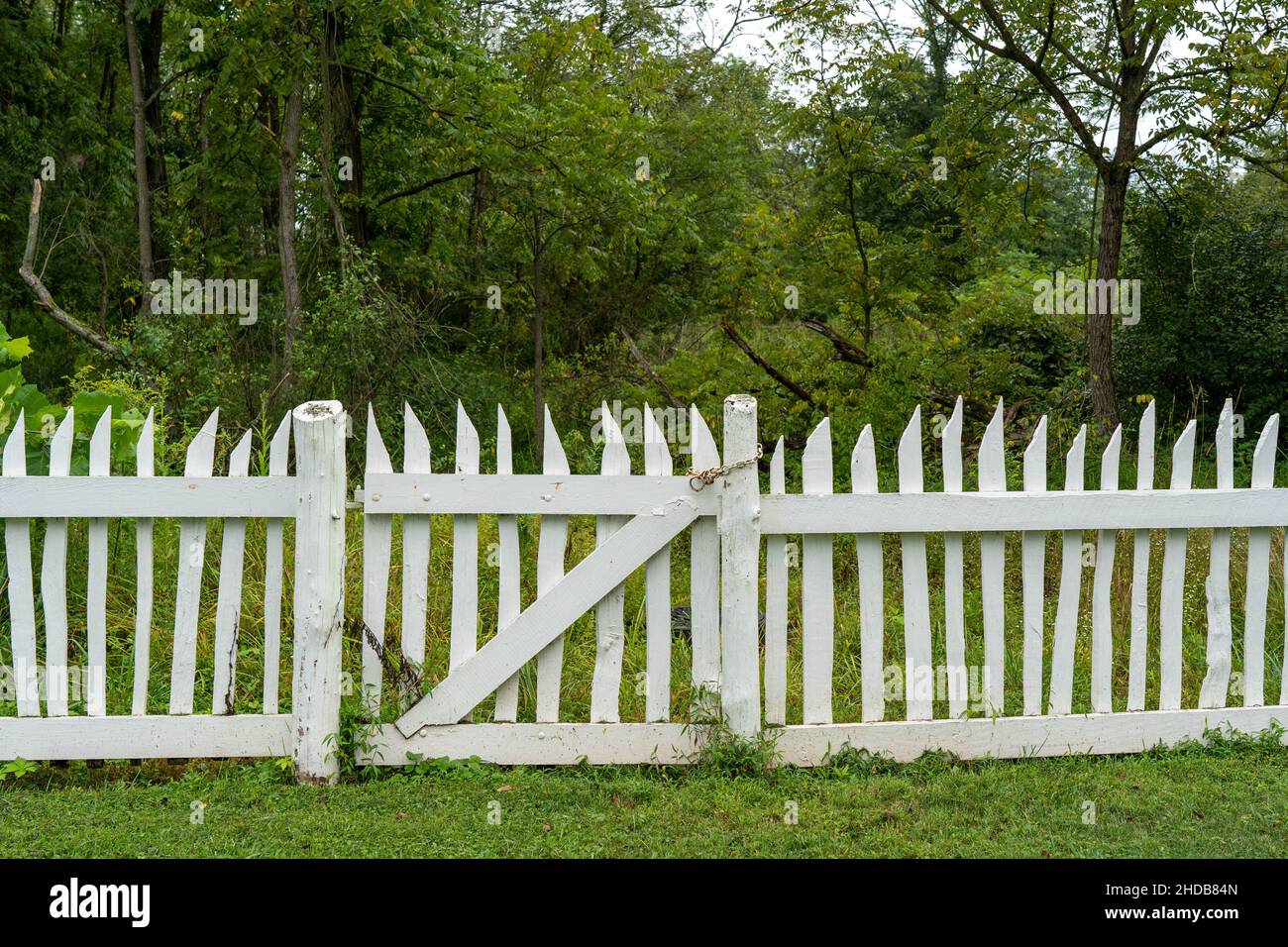 White picket garden gate hi-res stock photography and images - Alamy