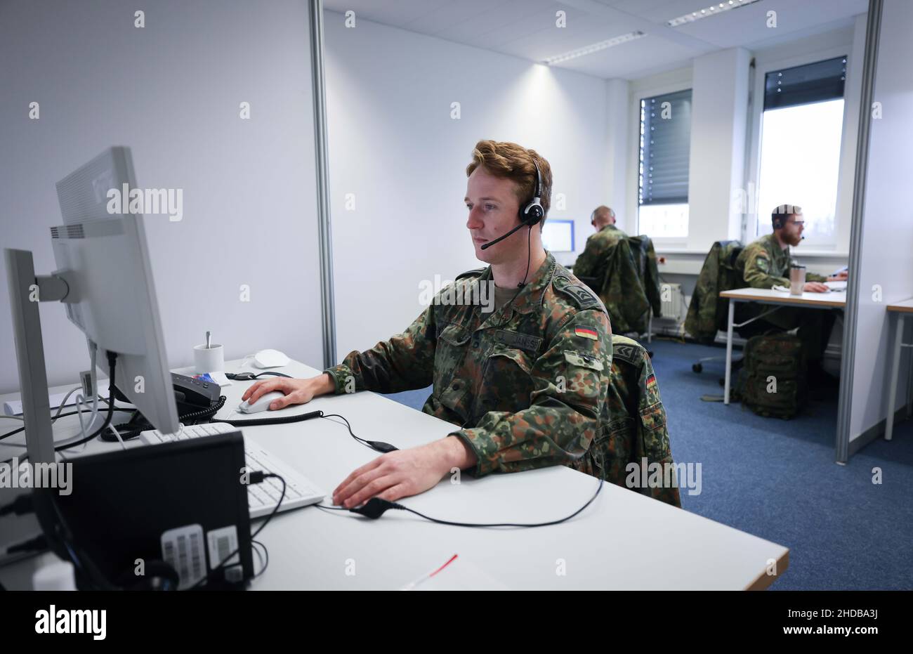 Hamburg, Germany. 05th Jan, 2022. Soldiers of the German Armed Forces from Husum support the Hamburg Health Authority in telephone contact tracing in the Corona pandemic. Credit: Christian Charisius/dpa/Alamy Live News Stock Photo