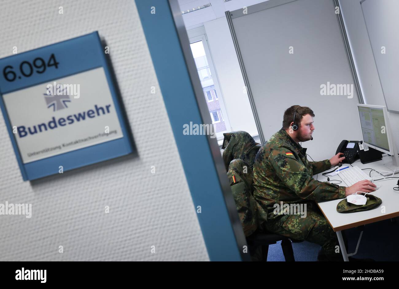 Hamburg, Germany. 05th Jan, 2022. Soldiers of the German Armed Forces from Husum support the Hamburg Health Authority in telephone contact tracing in the Corona pandemic. Credit: Christian Charisius/dpa/Alamy Live News Stock Photo