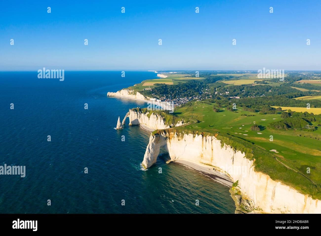 Cette photo a été prise en France, au nord de la Normandie, à Etretat et avec un drone. Il s'agit d'une vue sur les falaises avec les champs en arrièr Stock Photo