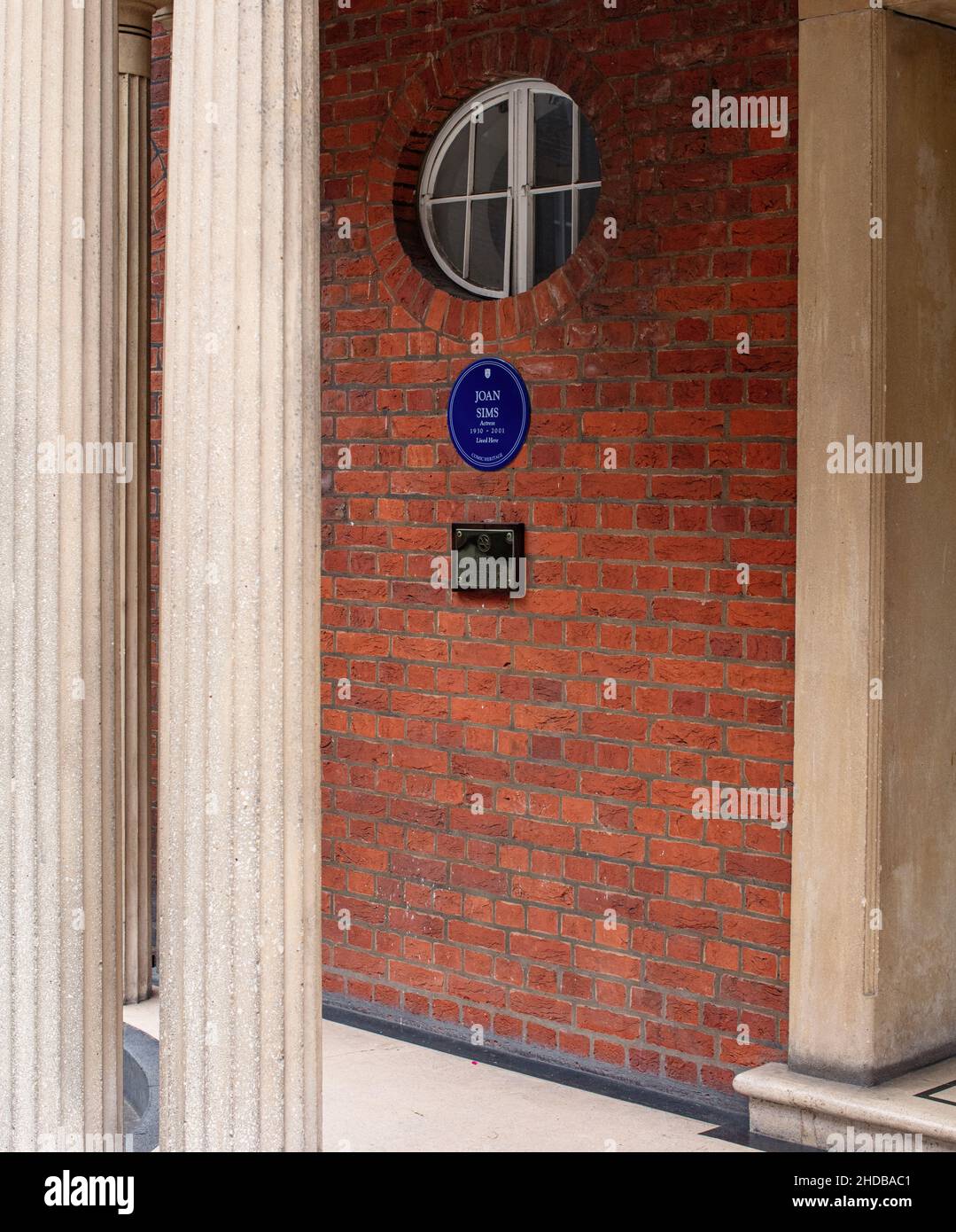 Comic Heritage Blue Plaque for actress Joan Sims (1930-2001) in Thackeray St, London; unveiled by Barbara Windsor and Eric Sykes Stock Photo