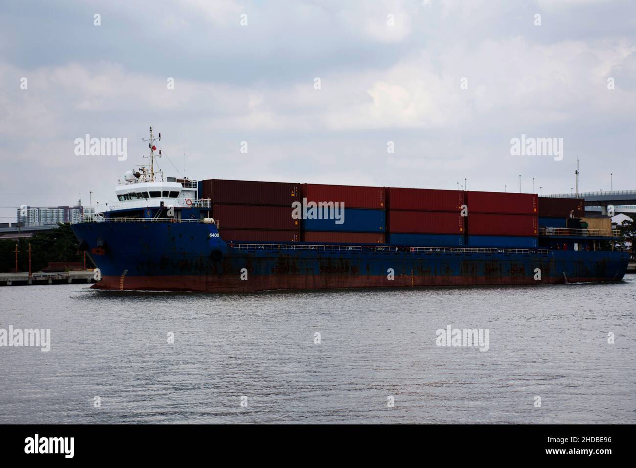 Ocean liner or seagoing cargo ship delivery shipping container in Chao ...
