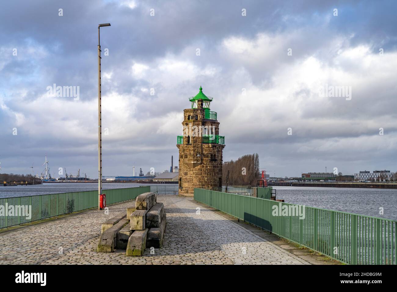 Leuchtturm Molenturm am Waller Sand der Überseestadt, Freie Hansestadt Bremen, Deutschland, Europa |  Molenturm Lighthouse at Waller Sand Riverfront P Stock Photo