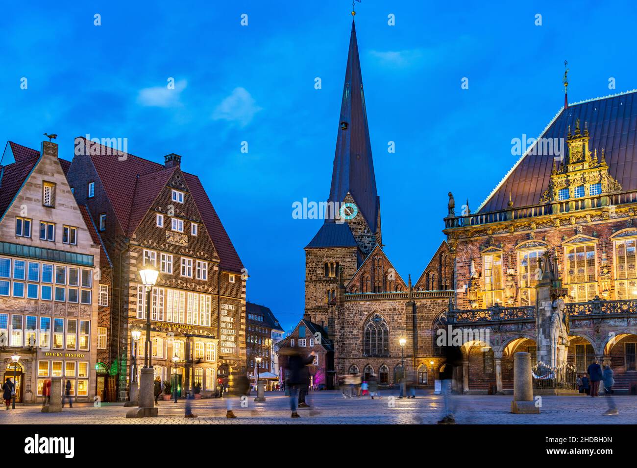 Liebfrauenkirche und das Bremer Rathaus in der Abenddämmerung, Freie Hansestadt Bremen, Deutschland, Europa |  The Church of Our Lady and Bremen City Stock Photo