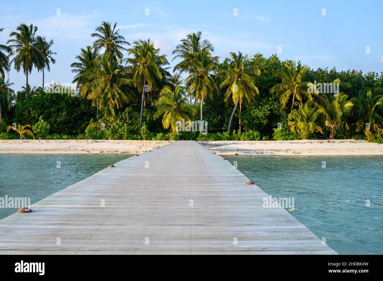 Jetty over a tropical lagoon in the Maldives Stock Photo - Alamy