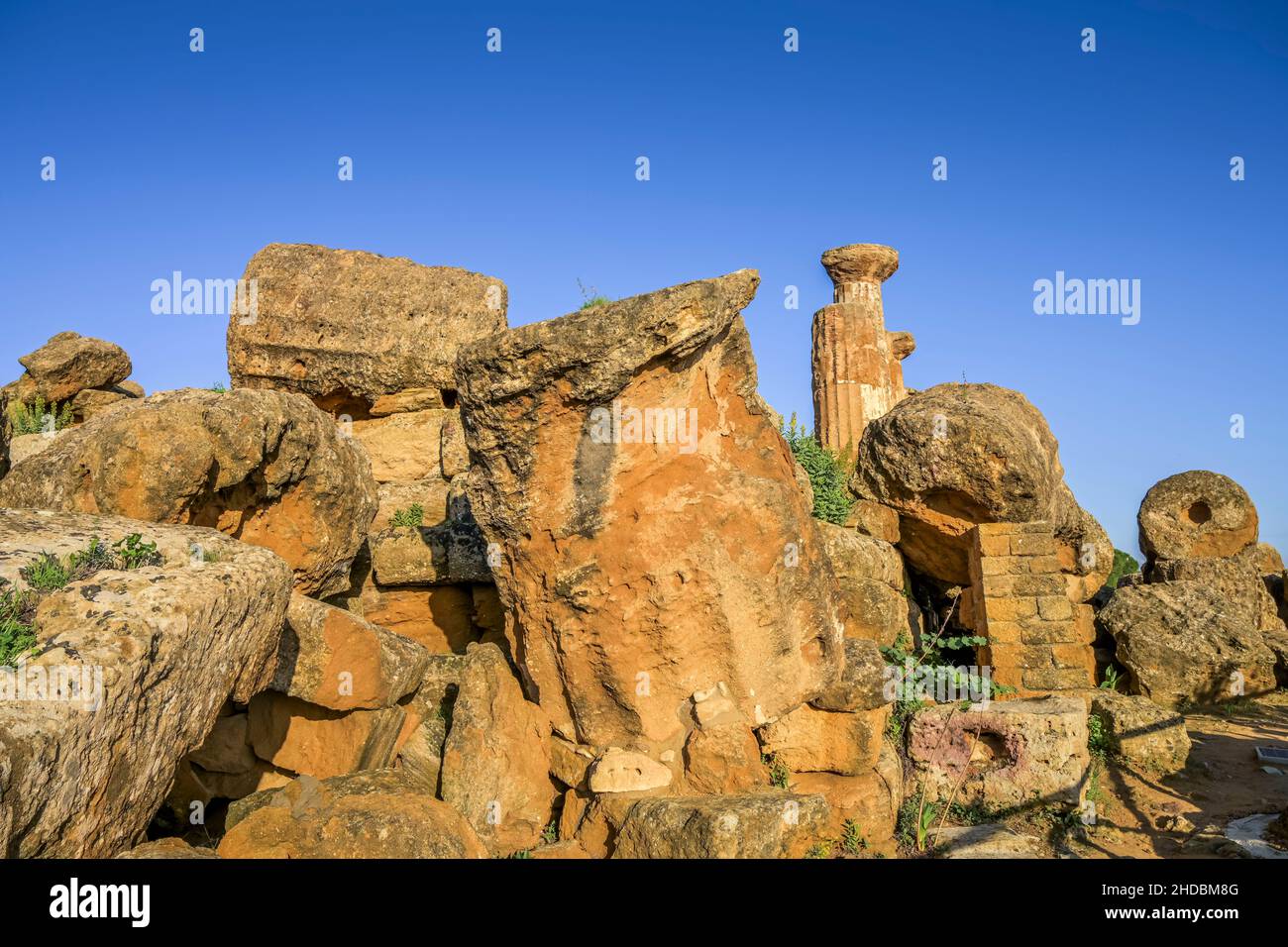 Tempel des Olympischen Zeus, archäologischer Park Valle dei Templi (Tal der Tempel), Agrigent, Sizilien, Italien Stock Photo