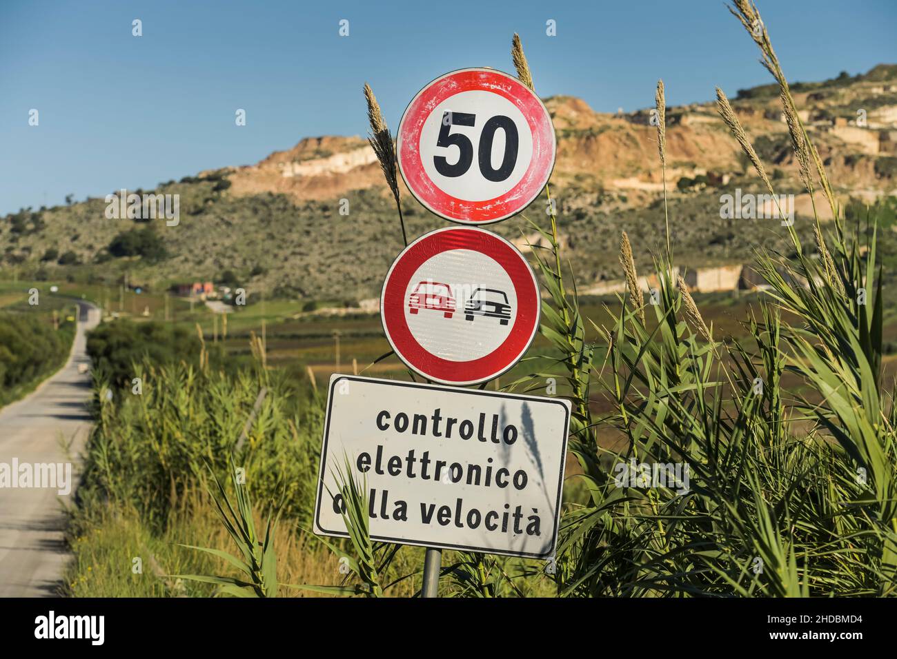 Schild, Geschwindigkeitsbegrenzung, Kontrolle, Sizilien, Italien Stock Photo