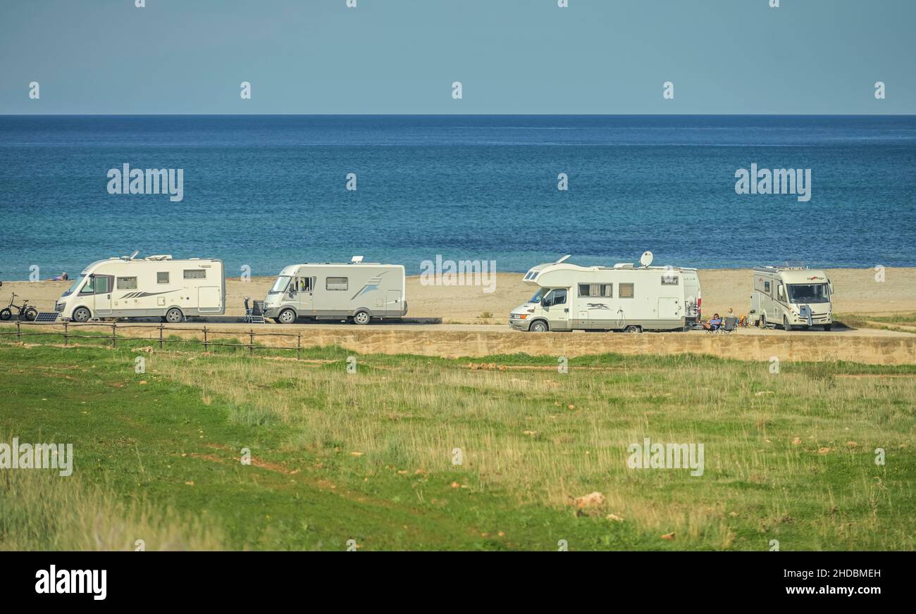 Camper, Wohnwagen, Strand, Spiaggia di Macari, San Vito Lo Capo, Sizilien, Italien Stock Photo