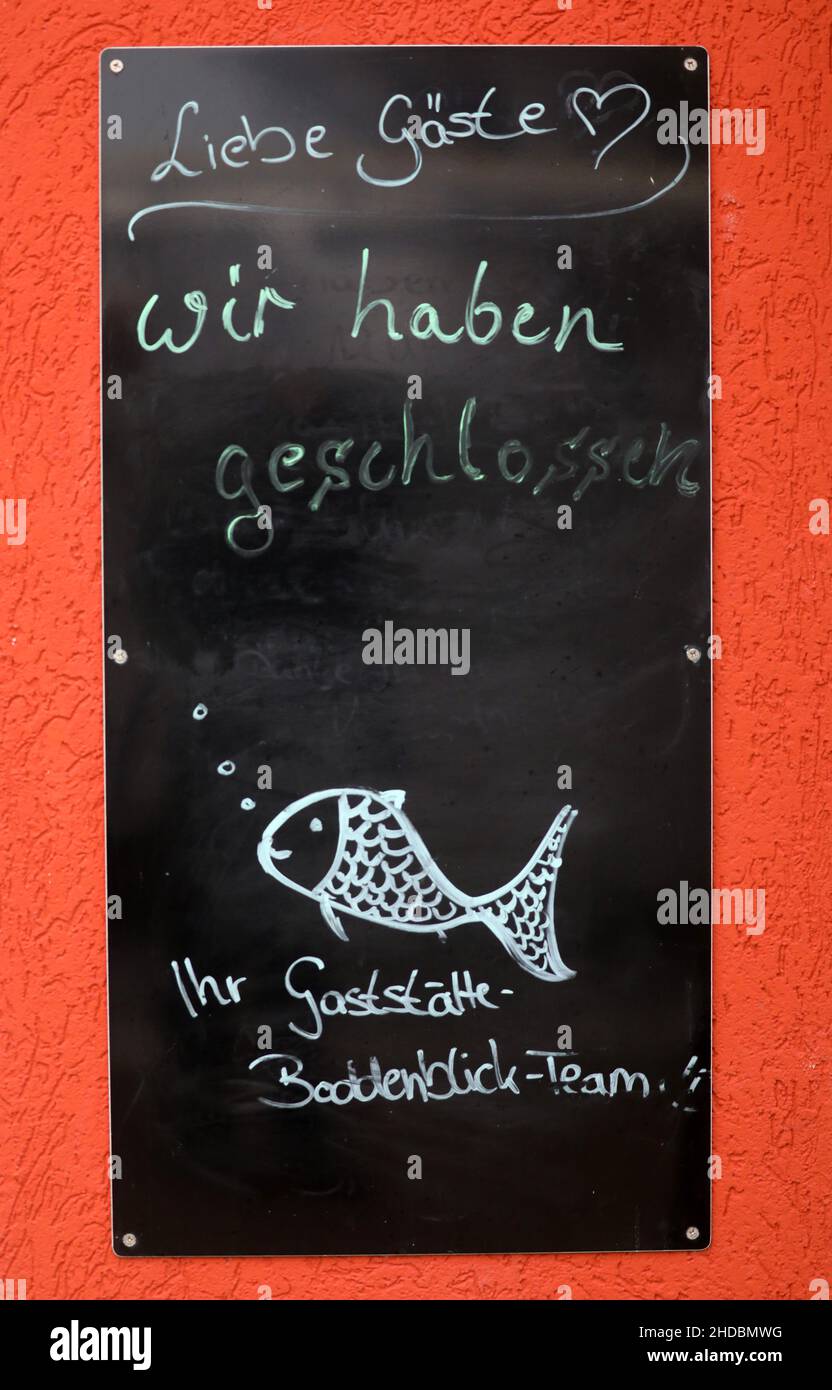 05 January 2022, Mecklenburg-Western Pomerania, Graal-Müritz: 'Dear guests! We are closed' informs a notice at the Boddenblick restaurant. After the relatively quiet turn of the year on the coast, there is now even more calm. Photo: Bernd Wüstneck/dpa-Zentralbild/ZB Stock Photo