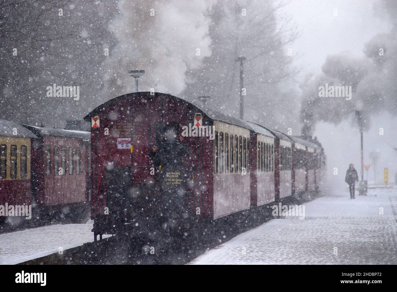 Drei Annen Hohne, Germany. 05th Jan, 2022. Trains of the Harzer Schmalspurbahnen (HSB) stand in heavy snowfall at Drei Annen Hohne station. In the higher elevations of the Harz, it had begun to snow at noon. On the Brocken, the highest mountain of the Harz, it stormed. During the whole day and the following night, it may snow again and again in the upper regions of the central mountain range. It will also remain stormy. Credit: Klaus-Dietmar Gabbert/dpa-Zentralbild/ZB/dpa/Alamy Live News Stock Photo