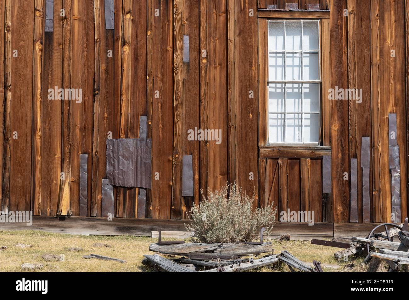 Bridgeport, CA, USA. 16 October 2020. Decayed wall of a house at Bodie State Historic park. Walls stitched with tin can. Bodie is a California gold mi Stock Photo