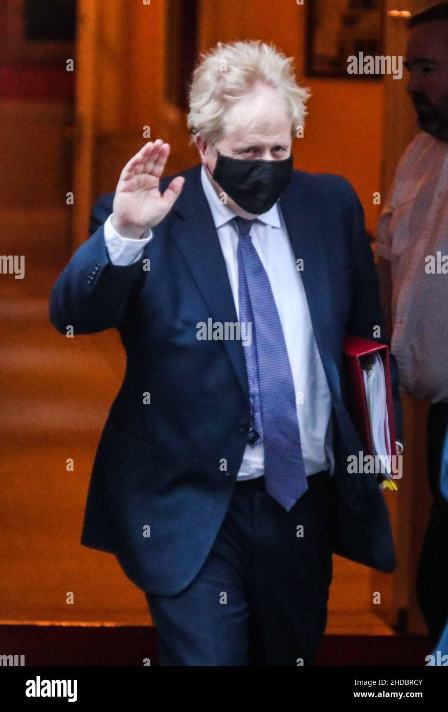 London UK 05 January 2022 Primer Minister Boris Johnson leaving 10 Downing Street  to attend his first PMQ's of 2022,with Keir Starmer missing the PMQ's questions  after testing  positive for Covid leaving Deputy leader Angela  Rayner  to lead with the questions. Paul Quezada-Neiman/Alamy Live News Stock Photo