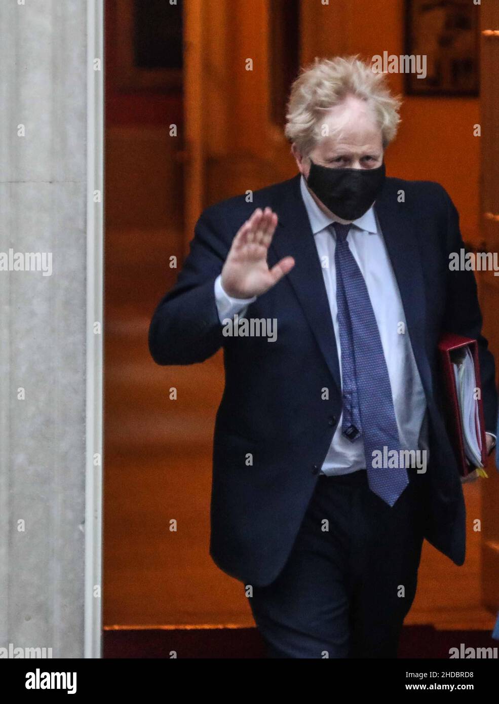London UK 05 January 2022 Primer Minister Boris Johnson leaving 10 Downing Street  to attend his first PMQ's of 2022,with Keir Starmer missing the PMQ's questions  after testing  positive for Covid leaving Deputy leader Angela  Rayner  to lead with the questions. Paul Quezada-Neiman/Alamy Live News Stock Photo