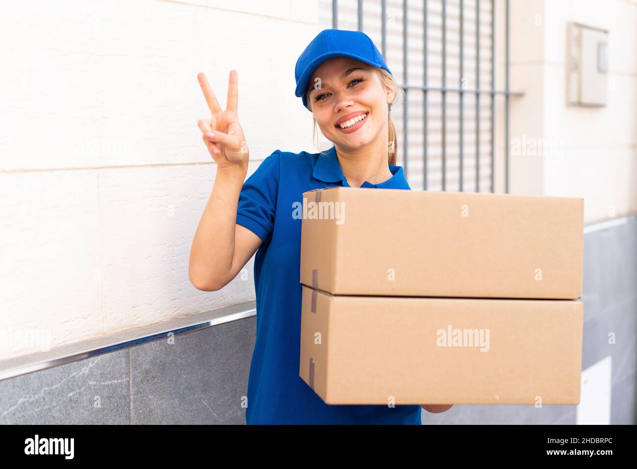 держит коробку сток. почта и магнит объединяются. занялась с доставщиком. занялась с доставщиком. доставка грузов.