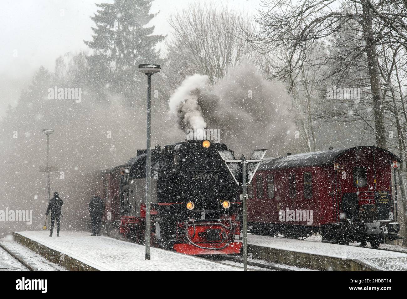 Drei Annen Hohne, Germany. 05th Jan, 2022. Trains of the Harzer Schmalspurbahnen (HSB) stand in dense snowfall at Drei Annen Hohne station. In the higher elevations of the Harz, it had begun to snow at noon. On the Brocken, the highest mountain of the Harz, it stormed. Still all day and the following night it may snow again and again in the upper elevations of the central mountain range. It will also remain stormy. Credit: Klaus-Dietmar Gabbert/dpa-Zentralbild/ZB/dpa/Alamy Live News Stock Photo