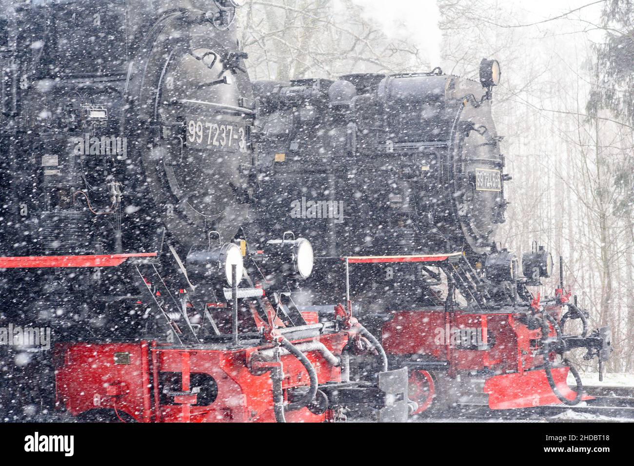 Drei Annen Hohne, Germany. 05th Jan, 2022. Two locomotives of the Harzer Schmalspurbahnen (HSB) stand side by side in heavy snowfall at Drei Annen Hohne station. In the higher elevations of the Harz, it had begun to snow at noon. On the Brocken, the highest mountain of the Harz, it stormed. Still all day and the following night it may snow again and again in the higher elevations of the central mountain range. It will also remain stormy. Credit: Klaus-Dietmar Gabbert/dpa-Zentralbild/ZB/dpa/Alamy Live News Stock Photo