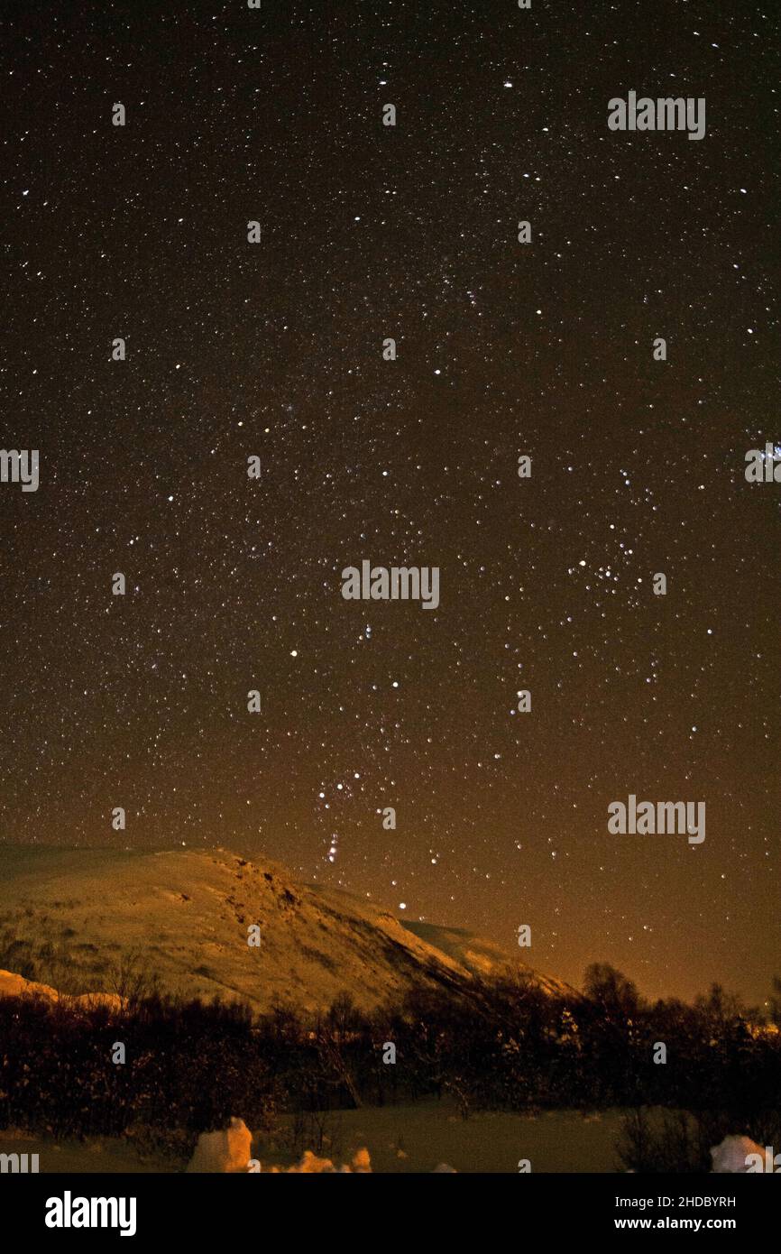 Nachthimmel mit Sternen in Norwegen im Winter. Stock Photo