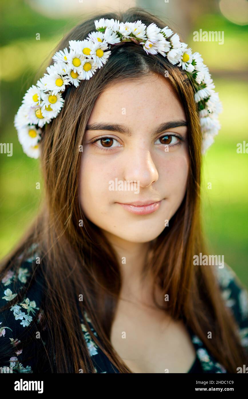 Portrait of a beautiful girl in the chamomile wreath Stock Photo - Alamy