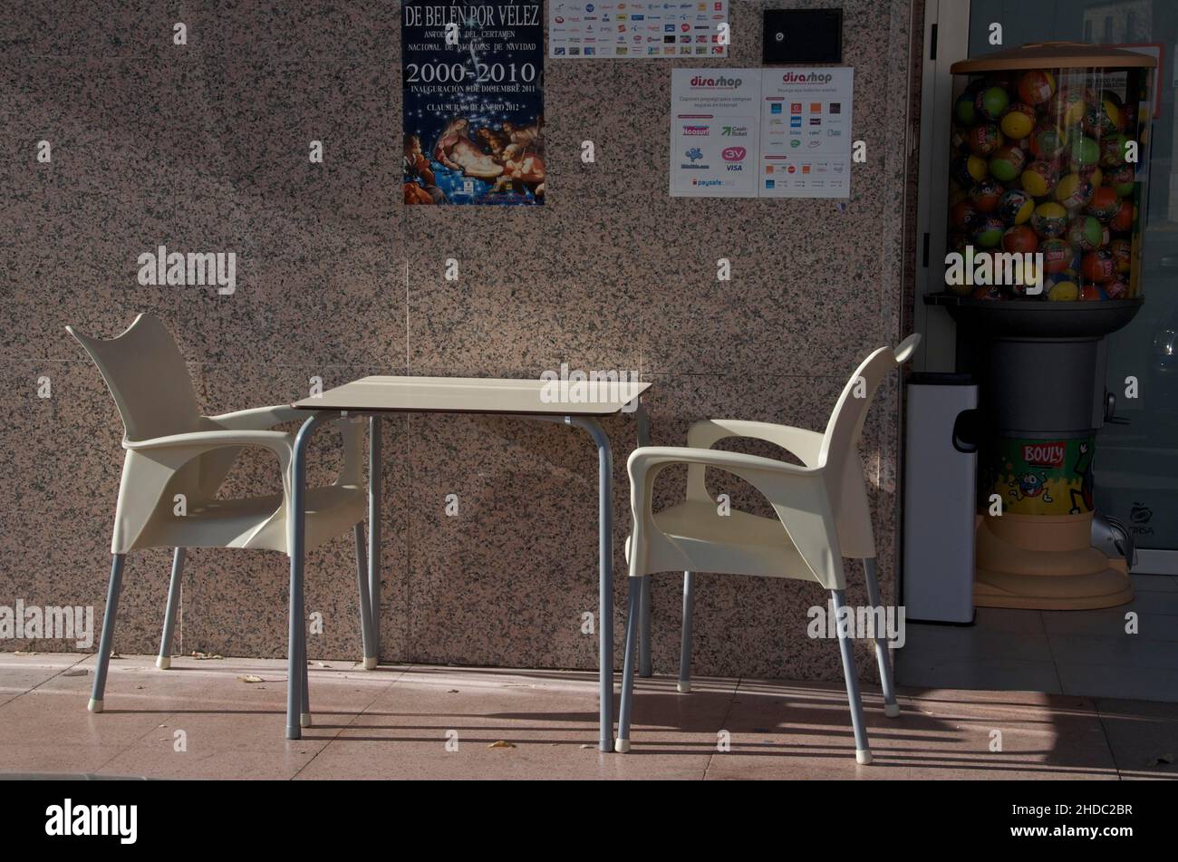 White table with white plastic chairs Stock Photo Alamy