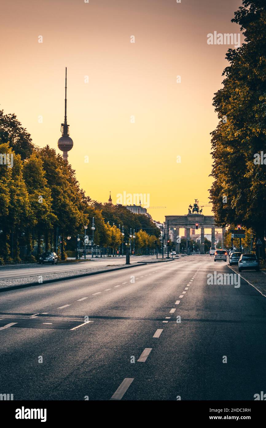 Empty street of June 17 in the morning with Brandenburg Gate and Berlin ...