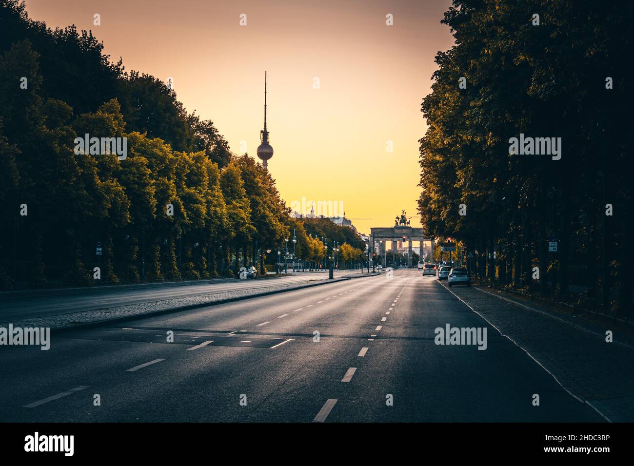 Empty street of June 17 in the morning with Brandenburg Gate and Berlin ...