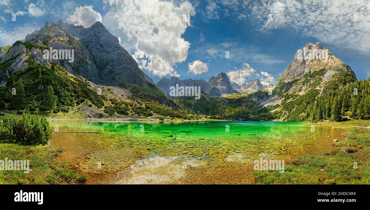 Turquoise Lake Seebensee and the mountain peaks of Tajakopf and ...