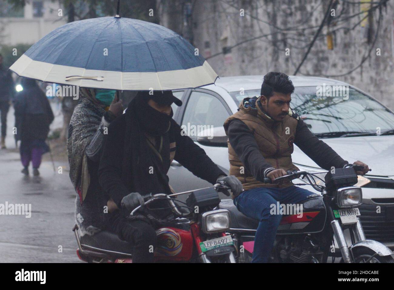 Lahore, Pakistan. 05th Jan, 2022. Pakistani commuters make their way on ...
