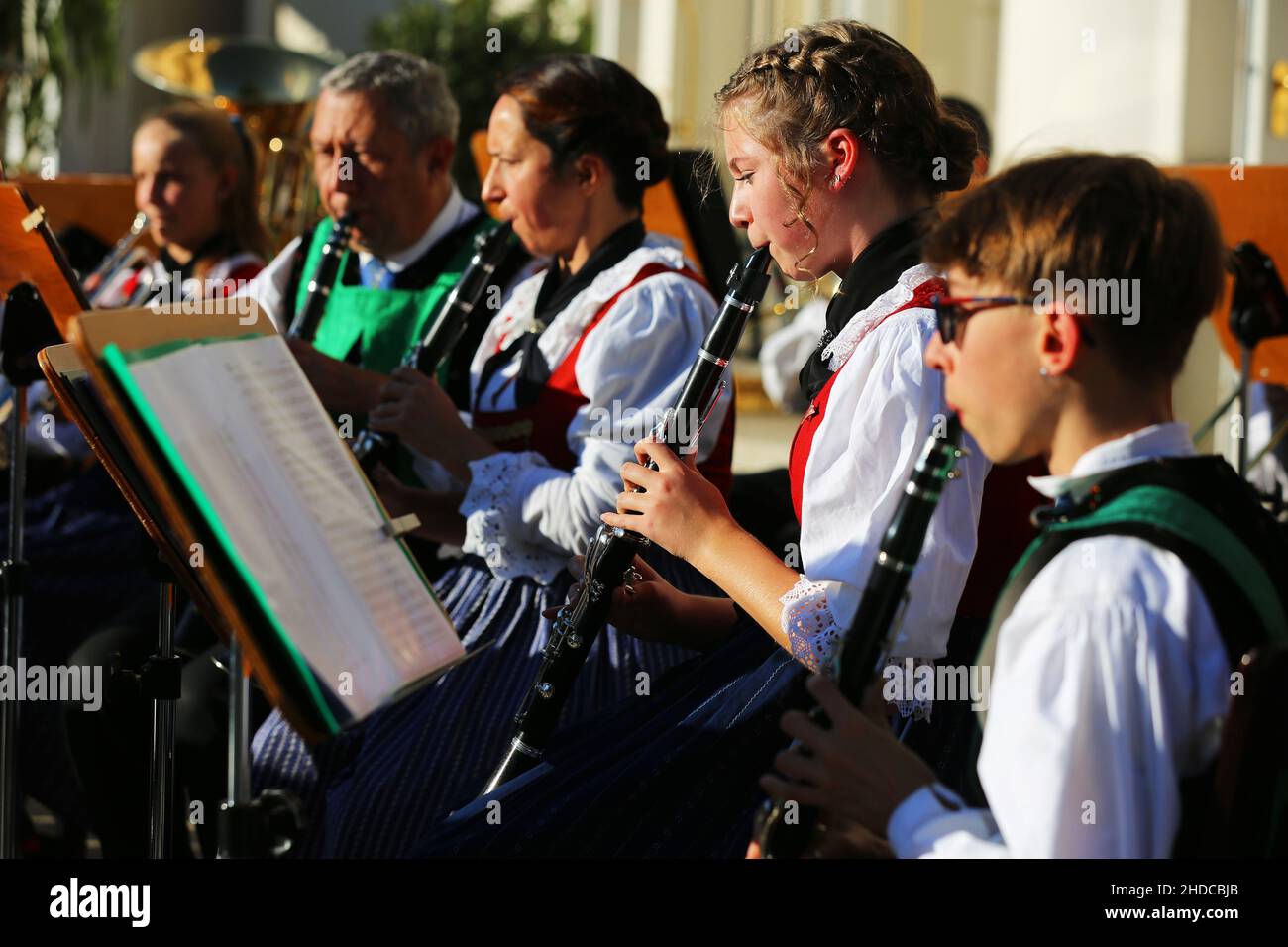 Meran, Kurstadt, Weinfest, Trachtenfest, Trachtenumzug, Flötenspieler, Orchester oder Musikkapelle beim Konzert. Südtirol, Dolomiten, Italien Stock Photo