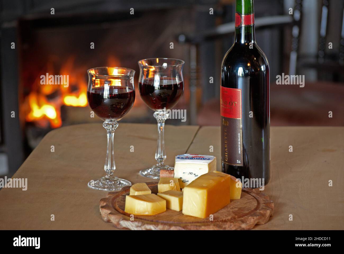 Rotwein in Glaesern, Ernaehrung, Essen, Alkohol, Esskultur, Kaminfeuer, Romantik, Kaeseplatte, Stock Photo