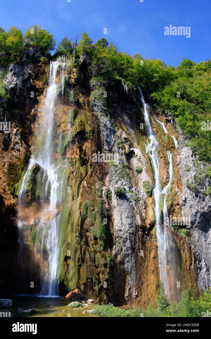 Kaskaden des höchsten Wasserfalls Veliki Slap / The Big Waterfallim Nationalpark Plitvicer Seen / Nacionalni park Plitvička jezera oder Plitvice, Kroa Stock Photo