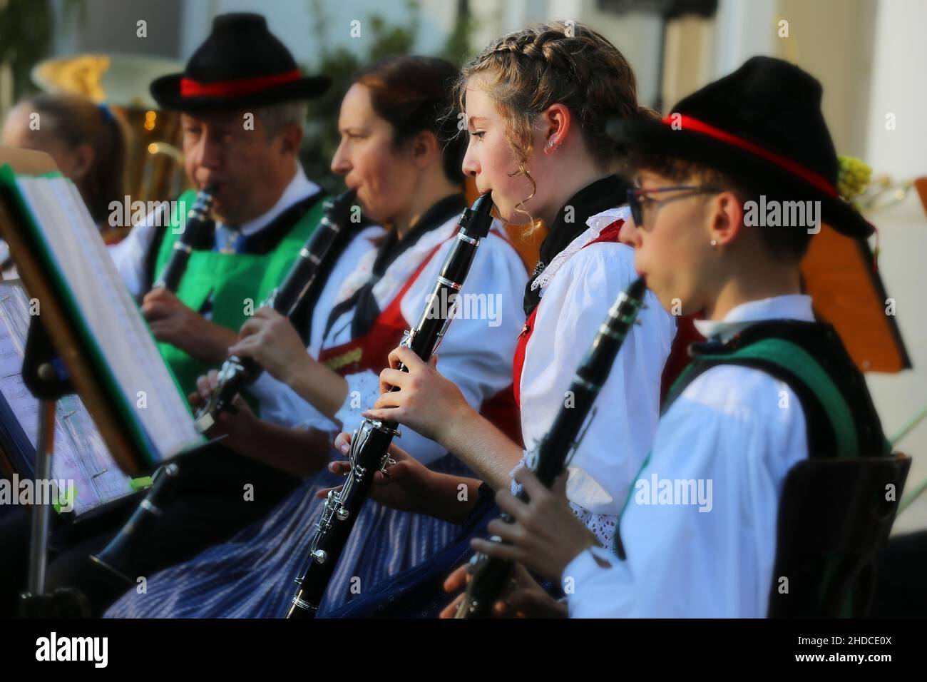 Meran, Kurstadt, Weinfest, Trachtenfest, Trachtenumzug, Flötenspieler, Orchester oder Musikkapelle beim Konzert. Südtirol, Dolomiten, Italien Stock Photo