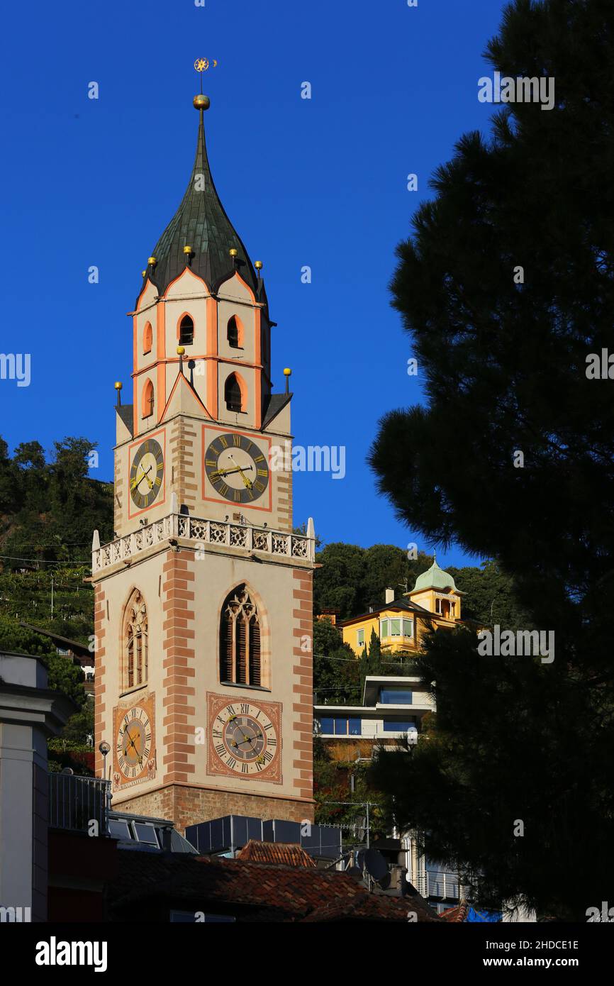 Meran, Kurstadt, Standtansicht mit Dom, Kirchturm und Bäumen,. Meran, Südtirol, Dolomiten, Italien Stock Photo