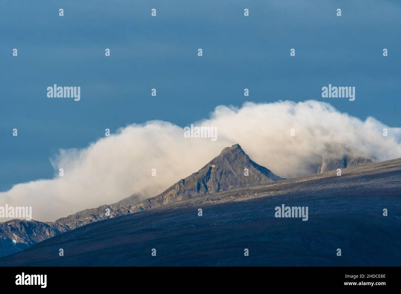 Wolken hinter Mjeldskardtinden / clouds behind mount Mjeldskardtinden