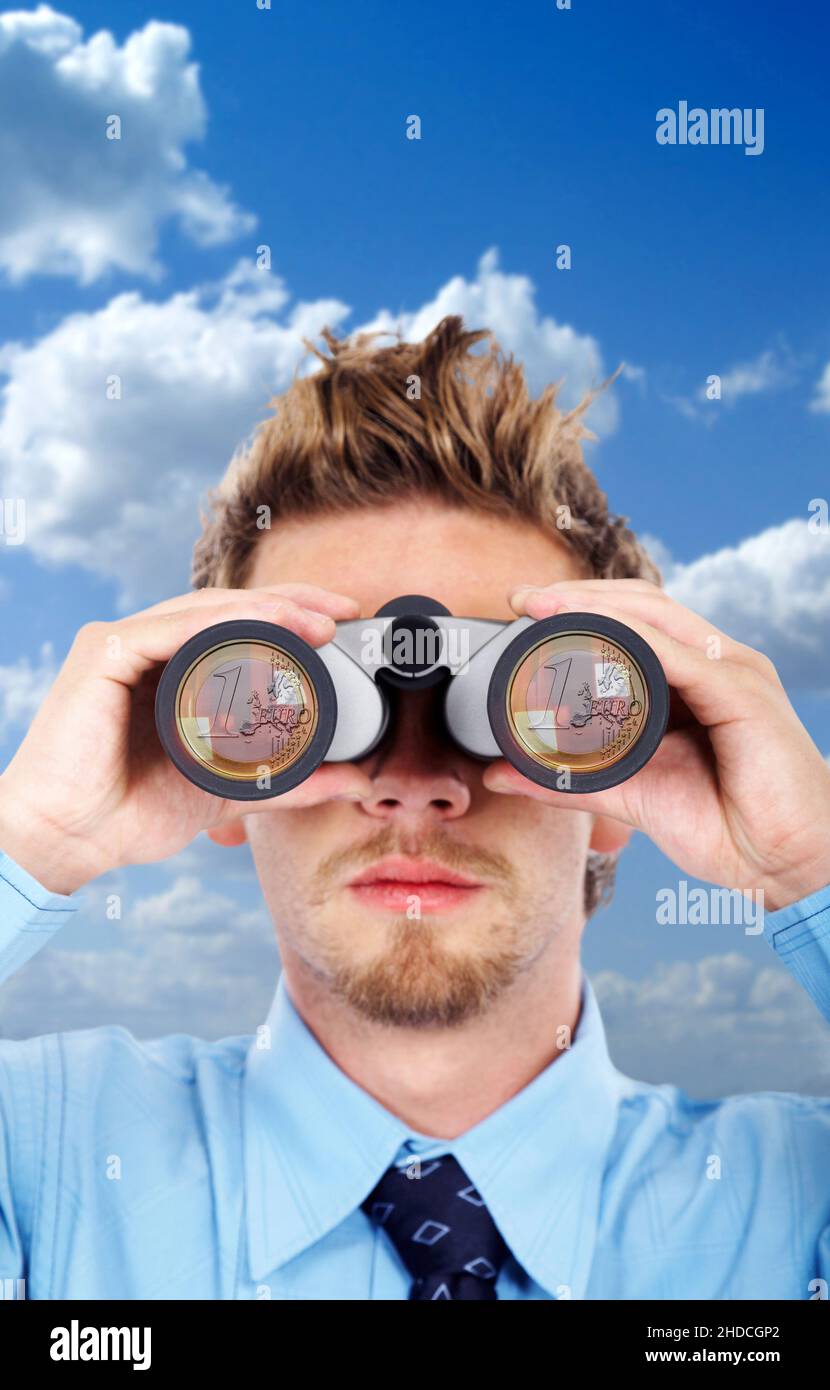 Mann blickt durch ein Fernglas, in den Linsen spiegeln sich Hinweisschil,  PKW-Maut Stock Photo - Alamy
