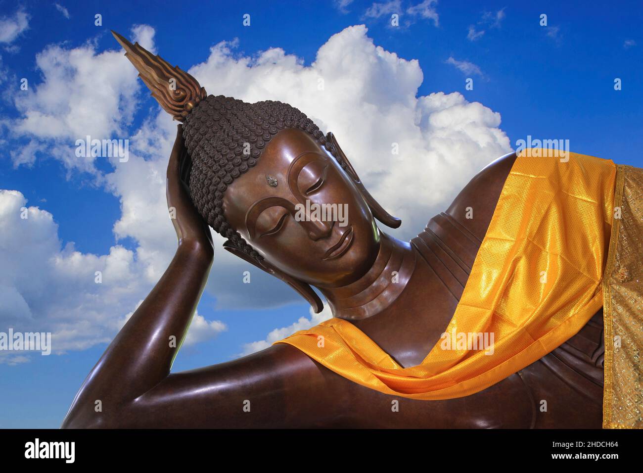 Liegender Buddha vor blauen Himmel mit Cumulus Wolken, Thailand, Bangkok, Stock Photo