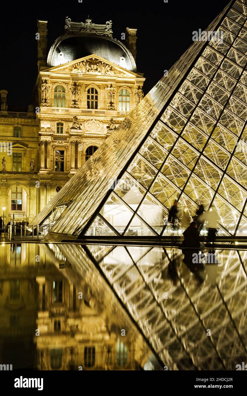 Palais du Louvre bei Nacht, Frankreich, Paris Stock Photo