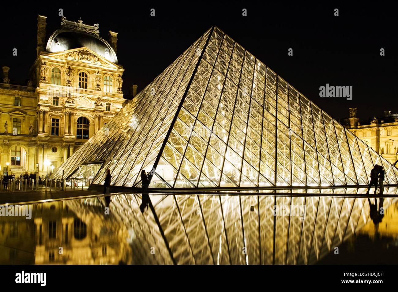 Palais du Louvre bei Nacht, Frankreich, Paris Stock Photo