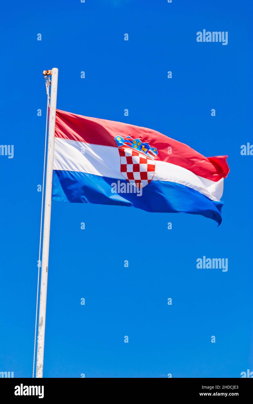Kroatische Flagge, Fahne, Nationalfahne, Flaggenmast, blauer Himmel, Stock Photo