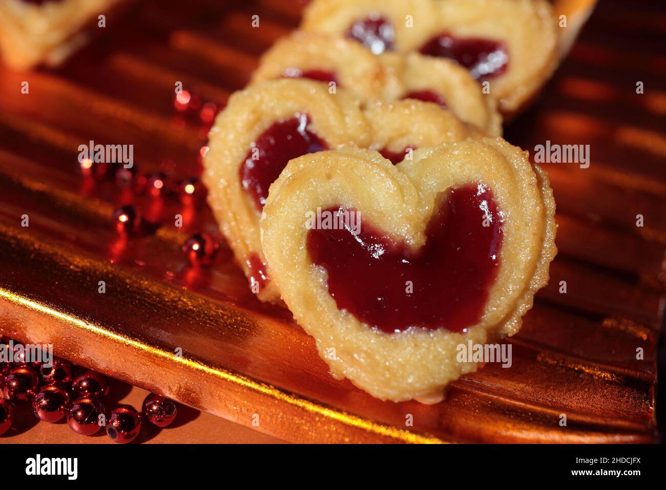 Herz gebacken hi-res stock photography and images - Alamy