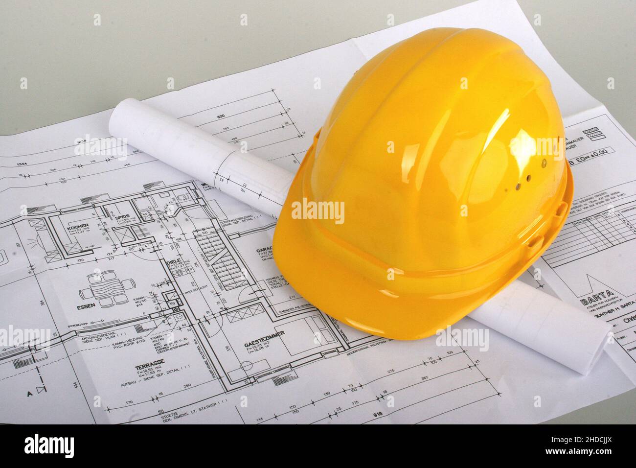 Bauplan und Helm, Symbolbild für Architekt, Architekten, Stock Photo