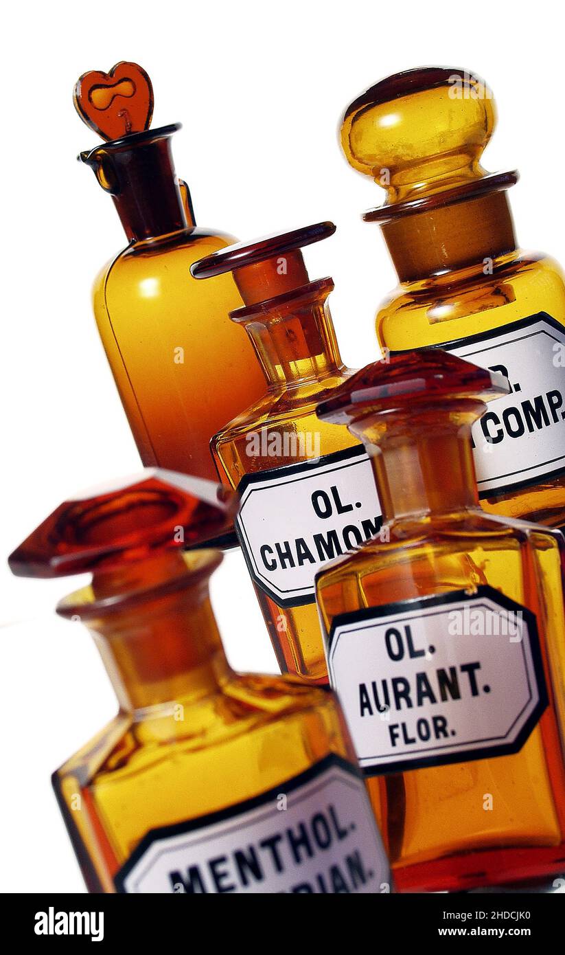 Braune Glasflaschen mit wohlriechenden Ölen, Menthol, Aurant, Stock Photo