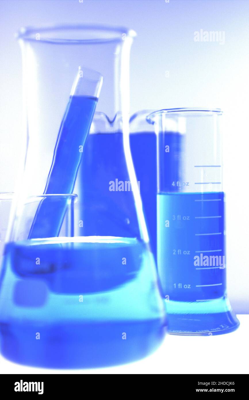Laborgläser mit blauer Flüssigkeit Stock Photo