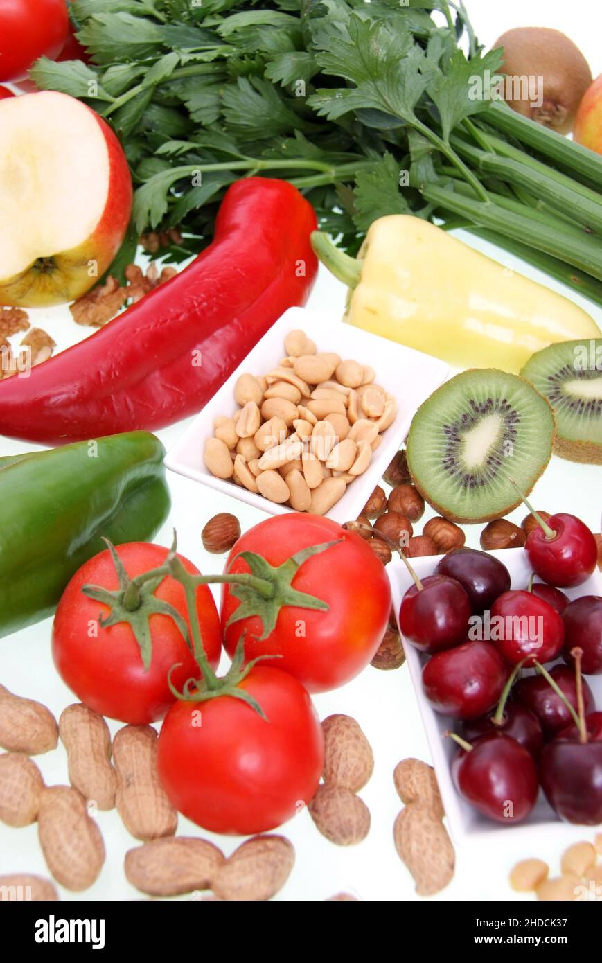Symbolfoto gesunde Ernährung, Obst, Gemüse, Nüsse, Kirschen, Erdnüsse, Paproka, Tomaten, Rettich, Walnüsse, Kiwi, Apfel, Stock Photo